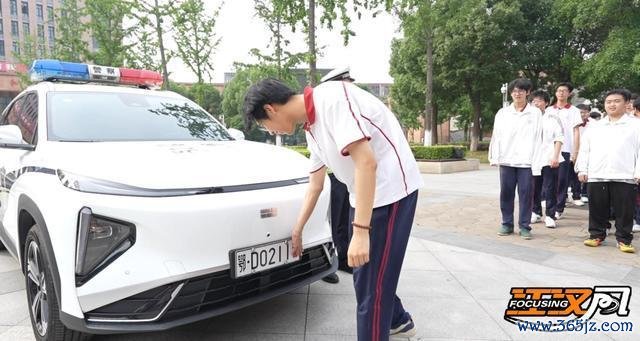 警号211985祝考生金榜落款 交警暖心应援